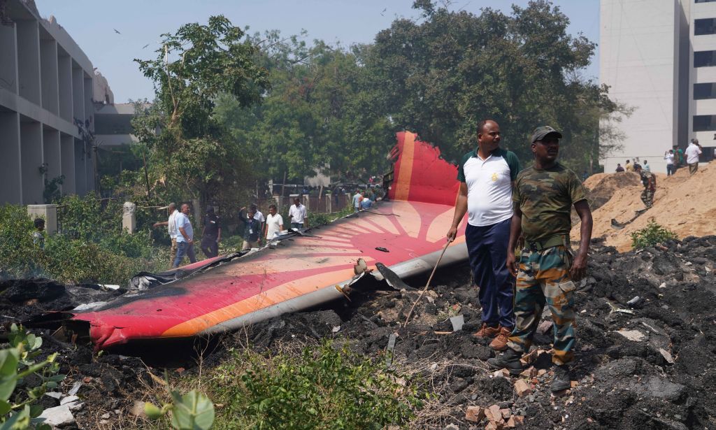Aereo per Londra si schianta in India, un sopravvissuto. Oltre 200 morti