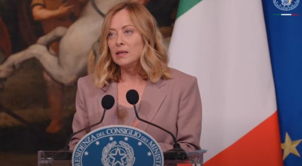 Iran, Meloni “L’Italia continuerà a impegnarsi per tavolo negoziale”