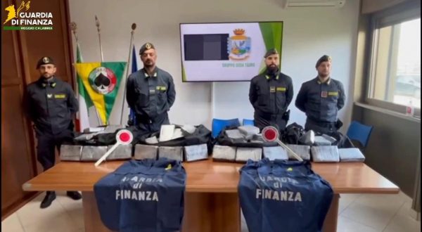 Reggio Calabria, sequestrati 228 kg di cocaina. Arrestati 2 portuali