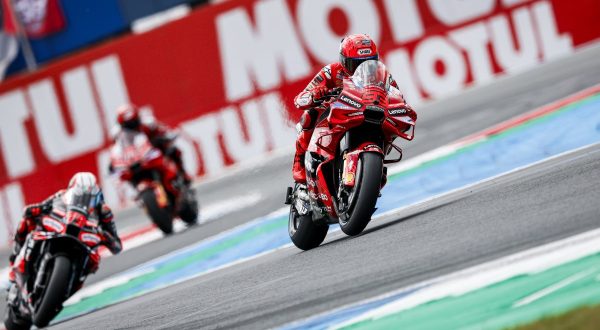 Marc Marquez vince ad Assen davanti a Bezzecchi e Bagnaia