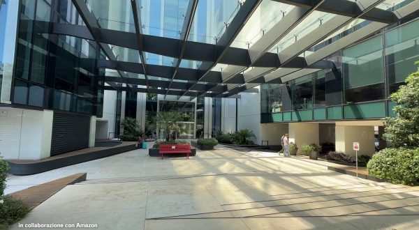 Amazon al fianco dei giovani tra i 18 e i 22 anni, Prime costa la metà