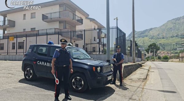 Case familiari usate per lo stoccaggio della droga a Santa Cristina Gela, tre misure cautelari