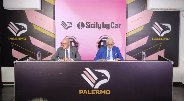 Sicily by Car nuovo main partner del Palermo, il logo sulla maglia rosanero
