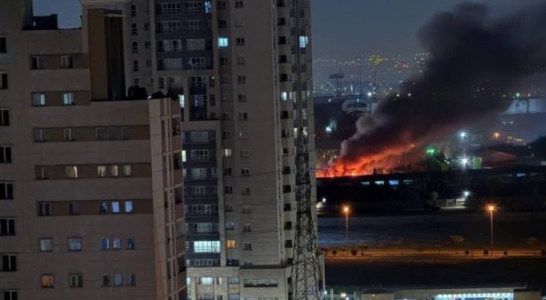 Iran risponde ad Israele, massiccio attacco missilistico. Khamenei “Non ne uscirà indenne”