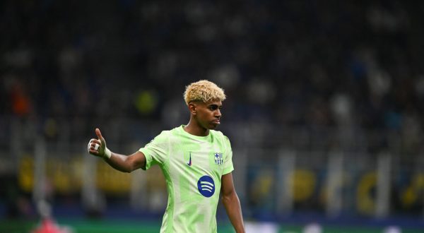 Il fuoriclasse del Barcellona Lamine Yamal in vacanza a Pantelleria