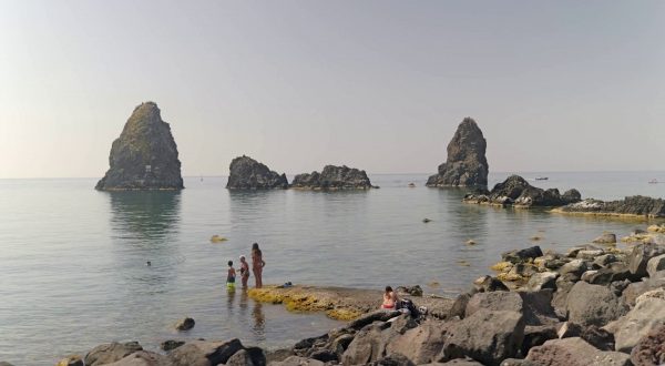 Il mare di Aci Castello liberato dalle reti fantasma