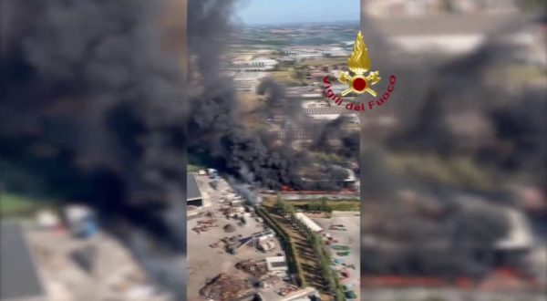 Roma, incendio in azienda di materiale elettrico a Santa Palomba