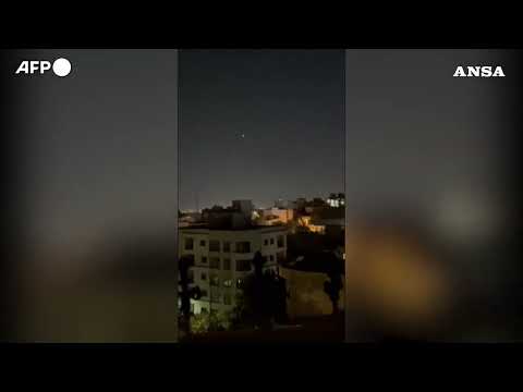 Teheran, esplosioni in cielo per gli attacchi tra Israele e Iran #ansa #news