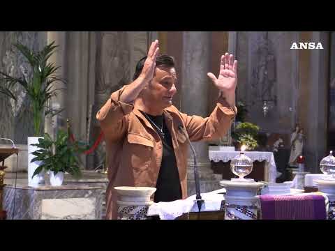 Roma, musiche felliniane all’arrivo del feretro con Alvaro Vitali #ansa #news