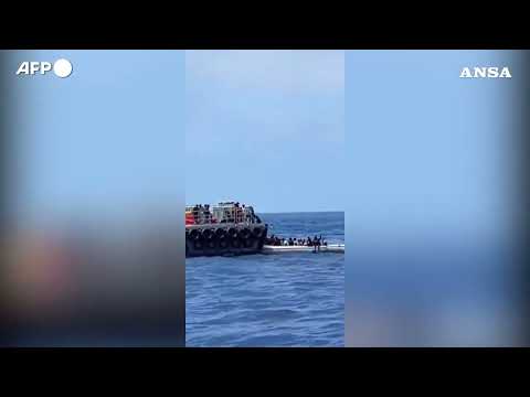 I volontari della Freedom Flotilla Coalition soccorrono dei migranti in mare#ansa #news