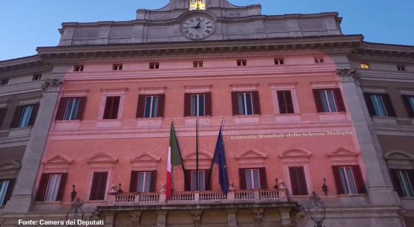 Giornata mondiale Sclerosi multipla, Montecitorio si illumina di rosso