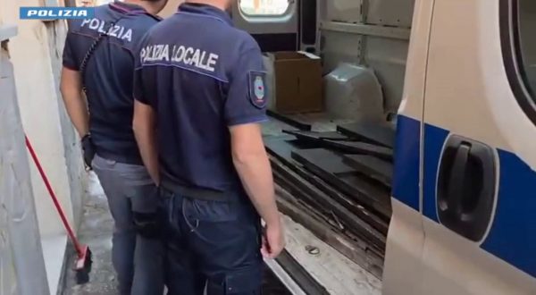 La Polizia scopre una “drug room” a Catania, scattano quattro denunce