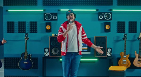 Differenziata, uno spot spiega come smaltire le bottiglie in plastica