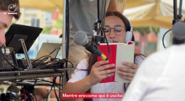 Stop ai cellulari alle superiori, cosa ne pensano gli adolescenti?