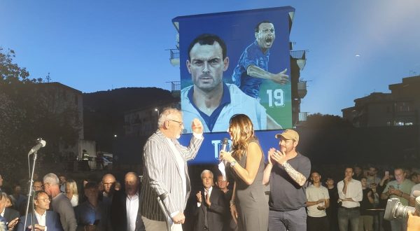 A Palermo un murale dedicato a Totò Schillaci, si affaccia sul campo da calcio del Cep