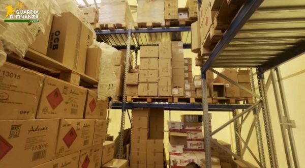 A Lucca sequestrati oltre 700 milioni di sigarette, filtri e cartine