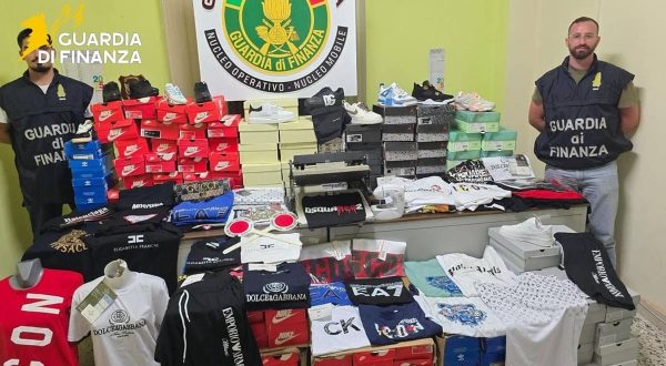 Sequestrati 3.000 articoli contraffatti a Caltanissetta, 2 denunciati