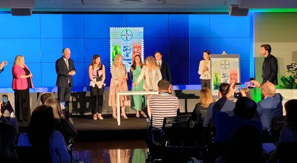 Eccellenze produttive, un francobollo celebra 125 anni Bayer in Italia