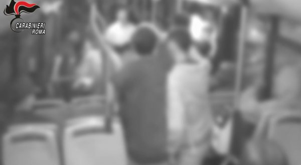 Aggressione razzista su un bus a Roma, misure cautelari per 4 giovani