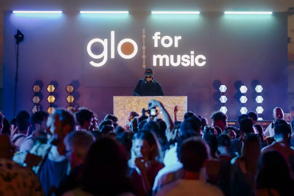 “glo for music”, a Fregene esibizione live a sorpresa di Tananai