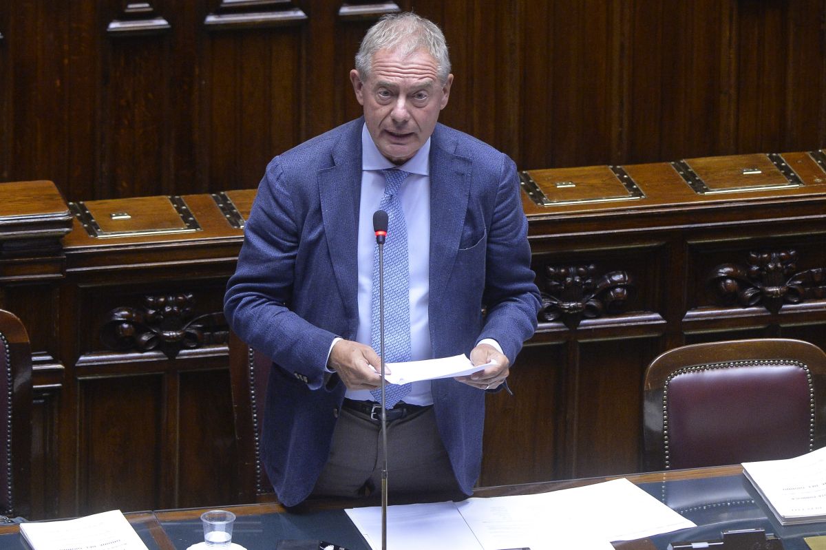 Ex Ilva, Urso &ldquo;Riunione no-stop, passare da discussioni a decisioni&rdquo;