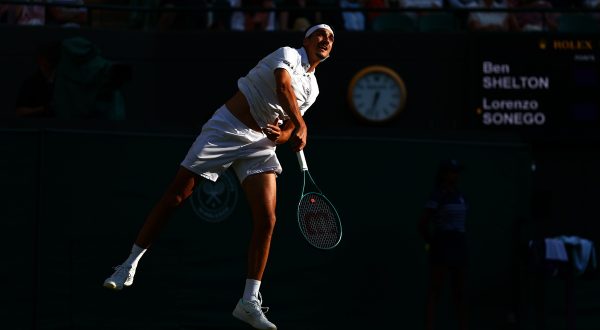 Sonego eliminato a Wimbledon, ai quarti va Shelton