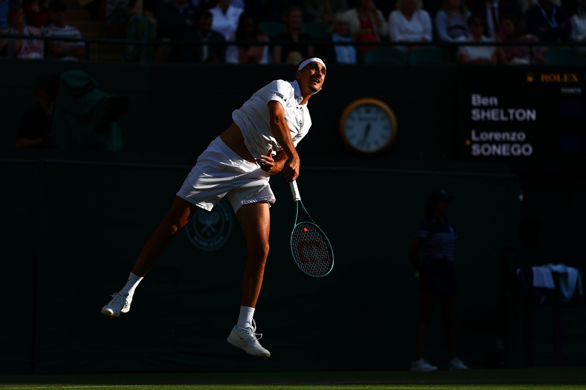 Sonego eliminato a Wimbledon, ai quarti va Shelton