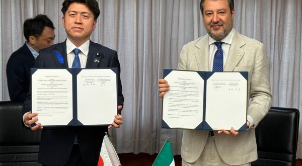 Salvini in Giappone firma accordo di cooperazione sui ponti