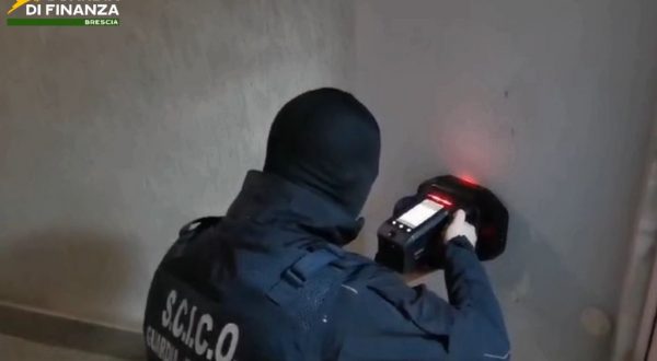 Traffico di droga, estradato dagli Emirati Arabi latitante albanese