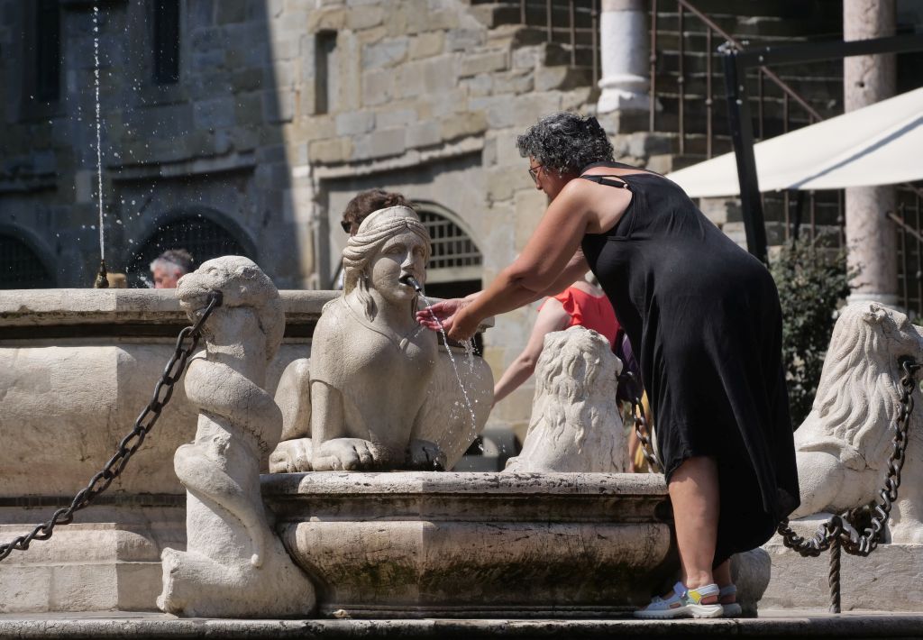 Su radio e tv si parla di &ldquo;emergenza caldo&rdquo; ogni 12 minuti