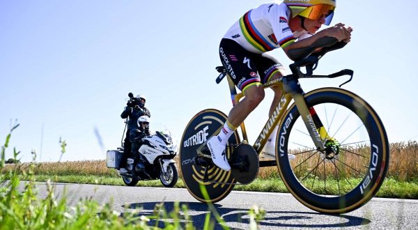 Evenepoel domina la crono al Tour, Pogacar in maglia gialla