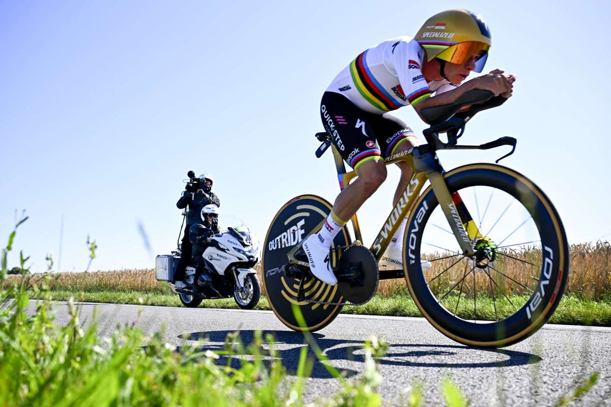 Evenepoel domina la crono al Tour, Pogacar in maglia gialla