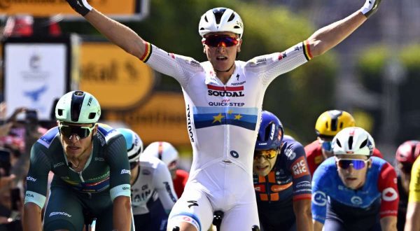 Merlier beffa Milan in volata, Pogacar resta leader del Tour