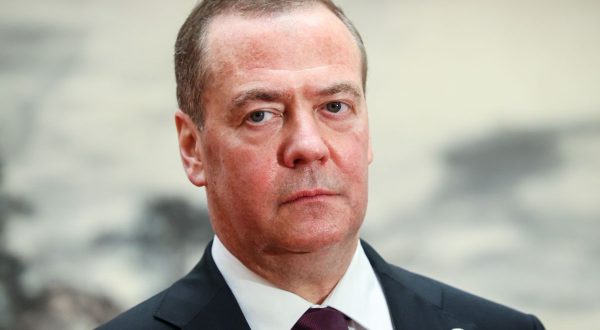 Medvedev “Ultimatum Trump? Teatrale”