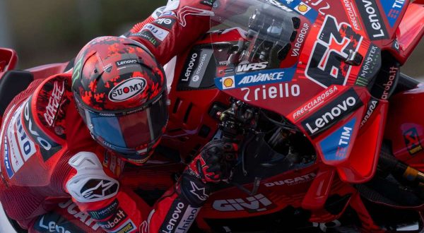Bagnaia in pole in Repubblica Ceca davanti a Marc Marquez