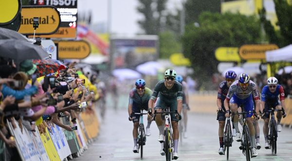 Secondo timbro al Tour per Milan, sprint vincente nella 17^ tappa