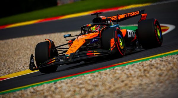 In Belgio Piastri conquista la pole per la sprint race, 4° Leclerc