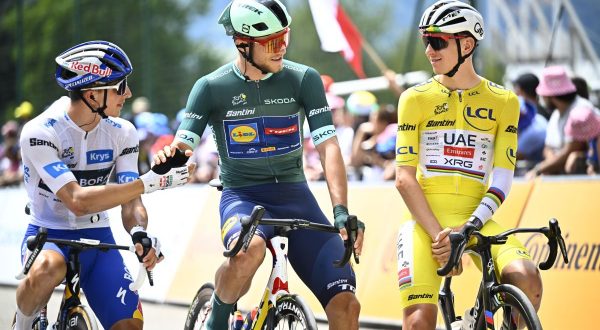Al Tour 4° trionfo di Pogacar, festa per Milan e Van Aert