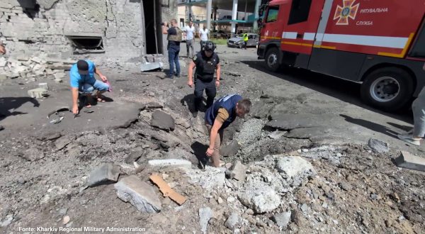 Bombe sulla città ucraina di Kharkiv, tra i feriti anche bambini