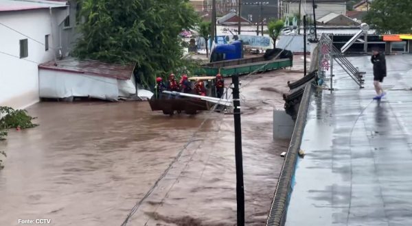 Alluvione in Cina, salvati 48 residenti di una casa di cura di Pechino