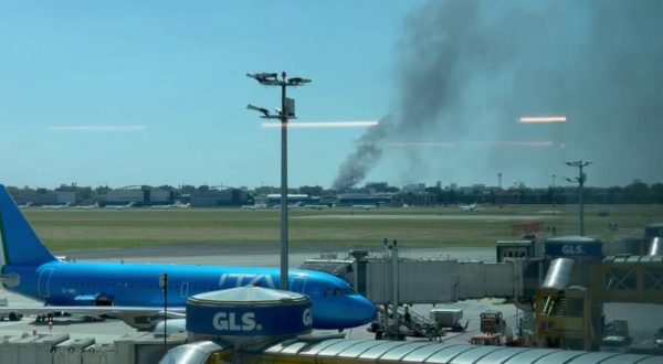 Incendio in un campo nomadi a Milano, alta colonna di fumo
