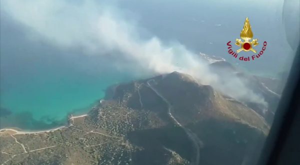 Sardegna, incendio vicino spiaggia. Bagnanti in fuga e auto distrutte