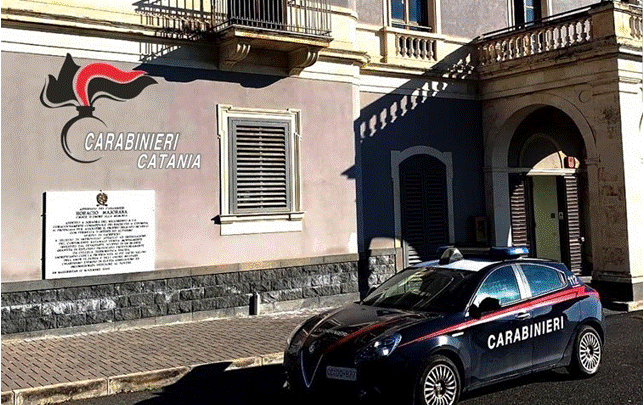 A Catania torturano un uomo con un frustino in una stalla, tre arresti