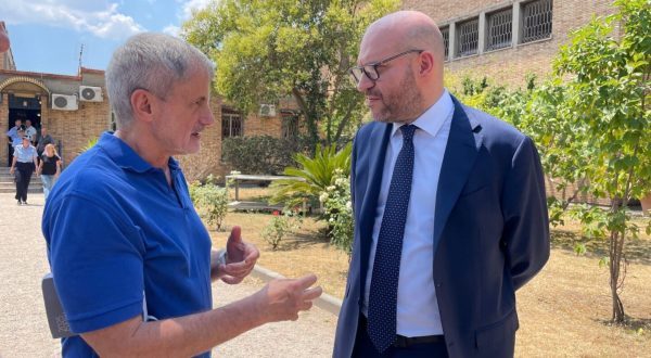 Fontana visita il carcere di Rebibbia “Grato alla polizia penitenziaria” / Video