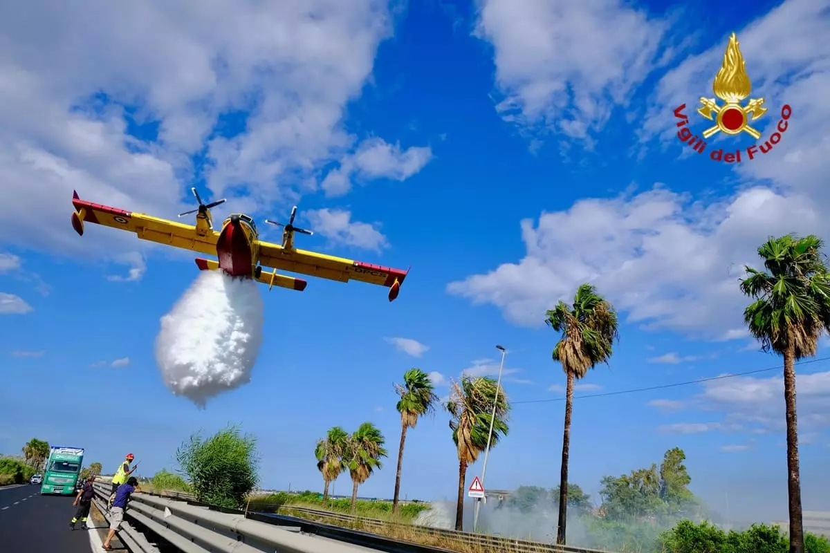 Incendio vicino all’aeroporto di Catania, sospesi tutti i voli