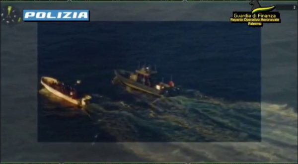 Lampedusa, fermato scafista. Trasportava 70 migranti su un barchino