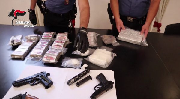 Armi e droga tra le pizze, tre arresti nel trapanese