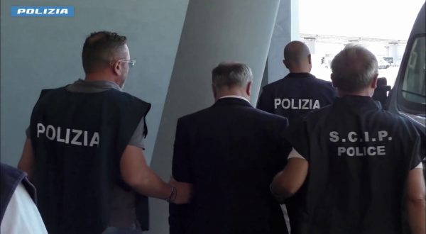 Estradato dall’Albania un latitante condannato a 25 anni a Salerno