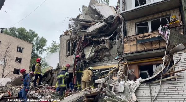 Nella notte attacchi russi su Kiev, 6 morti e più di 50 feriti