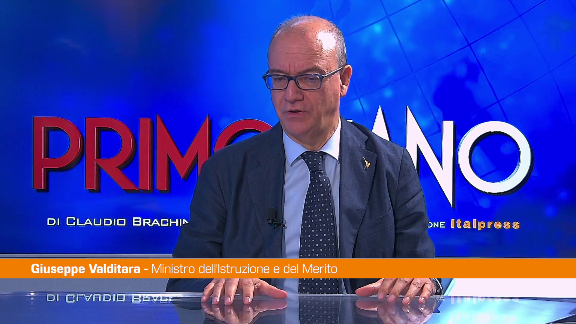 Valditara “Divieto di smartphone alle superiori per tutelare ragazzi”